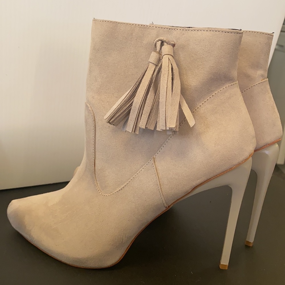 Zabella Rue Cersea Women’s Gray Ankle Boots Faux Suede Size 10Tasseled Tassels.